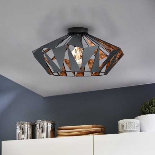 Lampa sufitowa CARLTON 6 z geometrycznym czarnym kloszem i miedzianym wnętrzem, zamontowana na suficie w nowoczesnym wnętrzu.