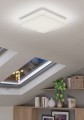 W nowoczesnym wnętrzu lampa sufitowa LED FERENTINO tworzy na suficie jasną, kwadratową poświatę o ciepłej białej barwie 3000K.