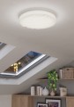 W nowoczesnym wnętrzu lampa sufitowa LED FERENTINO tworzy na suficie miękką, okrągłą poświatę o ciepłej białej barwie 3000K.