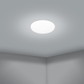Na suficie lampa BATTISTONA tworzy jasny, okrągły punkt światła i równomiernie rozświetla narożnik pomieszczenia.