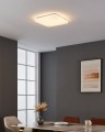 W eleganckim wnętrzu lampa sufitowa LED RENDE tworzy na suficie kwadratowy punkt ciepłego białego światła o barwie 3000K.