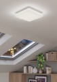 W nowoczesnym wnętrzu lampa sufitowa LED FERENTINO 10W tworzy na suficie jasną, kwadratową poświatę o ciepłej białej barwie 3000K.