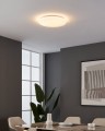 W jasnej aranżacji lampa sufitowa LED RENDE 19,5W tworzy na suficie okrągły punkt ciepłego białego światła o barwie 3000K.