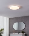 W jasnej łazience lampa sufitowa LED FRANIA-S rozświetla przestrzeń ciepłym białym światłem, tworząc świetlisty okrąg na suficie.