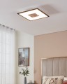 W nowoczesnej sypialni lampa sufitowa LED MARMORATA emituje ciepłe białe światło 3000K z kwadratowej ramki i centralnej części oprawy.