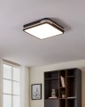 W jasnej aranżacji lampa sufitowa LED GENOVESE-Z tworzy na suficie kwadratowy punkt światła otoczony czarną ramą.