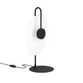 Lampa stołowa LED LARDERIA z owalnym białym kloszem zawieszonym na czarnej ramie oraz smukłą podstawą o okrągłej stopie.
