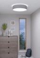 W nowoczesnym pokoju lampa sufitowa LED ROMAO-Z 35W rozświetla wnętrze białym światłem, podkreślając okrągłą formę oprawy.