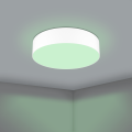 Na suficie lampa LED ROMAO-Z tworzy zieloną poświatę RGB wokół białej okrągłej obudowy, a centralny panel rozświetla pomieszczenie.