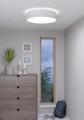 W nowoczesnym pokoju lampa sufitowa LED ROMAO-Z rozświetla wnętrze białym światłem, podkreślając prostą, okrągłą formę oprawy.