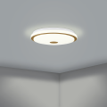 Okrągła lampa sufitowa LED LANCIANO 1 24W z białym kloszem i złotymi detalami, zamontowana na suficie w nowoczesnym wnętrzu.