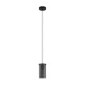 Lampa wisząca PINTO TEXTIL 1 z cylindrycznym kloszem ze szkła i czarnej tkaniny, zawieszonym na długim przewodzie pod okrągłą podsufitką.