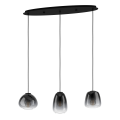 Lampa wisząca AGUILARES z trzema kulistymi szklanymi kloszami zawieszonymi na przewodach pod podłużną czarną podsufitką.