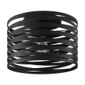 Lampa sufitowa CREMELLA z czarnym metalowym kloszem o cylindrycznej formie, zbudowanym z kilku poziomych ażurowych pasów.