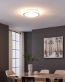 W nowoczesnym pokoju lampa sufitowa LED CAPASSO 14,6W tworzy na suficie okrągłą poświatę ciepłego białego światła 3000K.