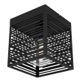 Lampa sufitowa PIEDRITAS z czarnego metalu, z pojedynczym kwadratowym kloszem o ażurowej, geometrycznej konstrukcji.