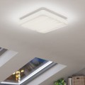 Kwadratowa lampa sufitowa LED FERENTINO 14,6W zamontowana na suficie, emitująca równomierne ciepłe białe światło 3000K.