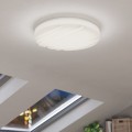 Okrągła lampa sufitowa LED FERENTINO 19,5W zamontowana na suficie, emitująca równomierne ciepłe białe światło 3000K.