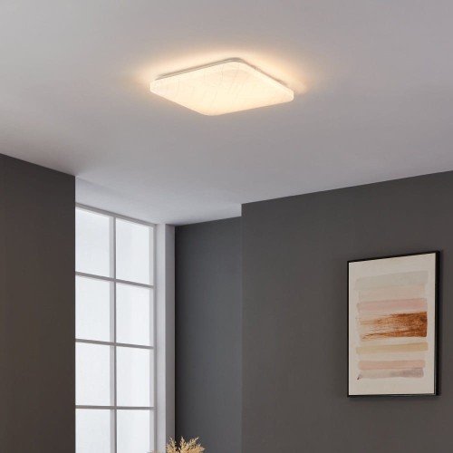 Kwadratowa lampa sufitowa LED RENDE 19,5W zamontowana w nowoczesnym wnętrzu, emitująca ciepłe białe światło 3000K.