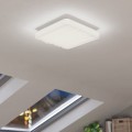 Lampa sufitowa LED FERENTINO 10W o kwadratowej, warstwowej formie, zamontowana na suficie i emitująca ciepłe białe światło 3000K.