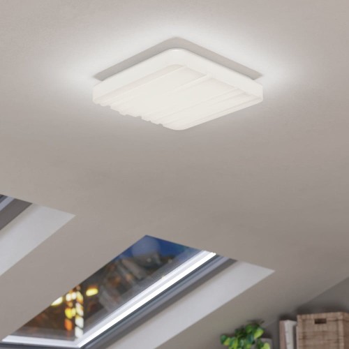 Lampa sufitowa LED FERENTINO 10W o kwadratowej, warstwowej formie, zamontowana na suficie i emitująca ciepłe białe światło 3000K.