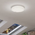 Okrągła lampa sufitowa LED FERENTINO 10W zamontowana na suficie, emitująca równomierne ciepłe białe światło 3000K.
