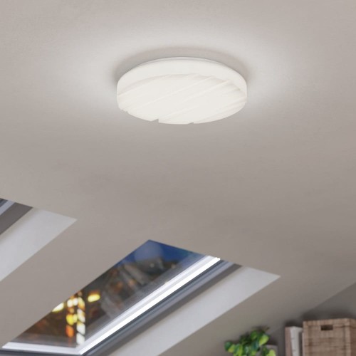 Okrągła lampa sufitowa LED FERENTINO 10W zamontowana na suficie, emitująca równomierne ciepłe białe światło 3000K.