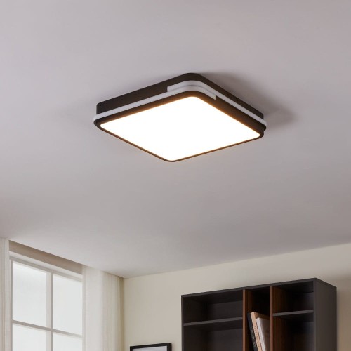 Kwadratowa lampa sufitowa LED GENOVESE-Z 22W z czarną ramą i jasnym panelem, zamontowana na suficie w nowoczesnym wnętrzu.