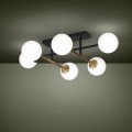 Lampa sufitowa PAZ z kulistymi białymi kloszami, czarną metalową konstrukcją i detalami w kolorze szczotkowanego mosiądzu.