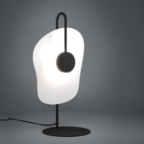 Lampa stołowa LED LARDERIA 5,4W z czarną podstawą i owalnym białym kloszem, emitująca ciepłe białe światło 3000K.