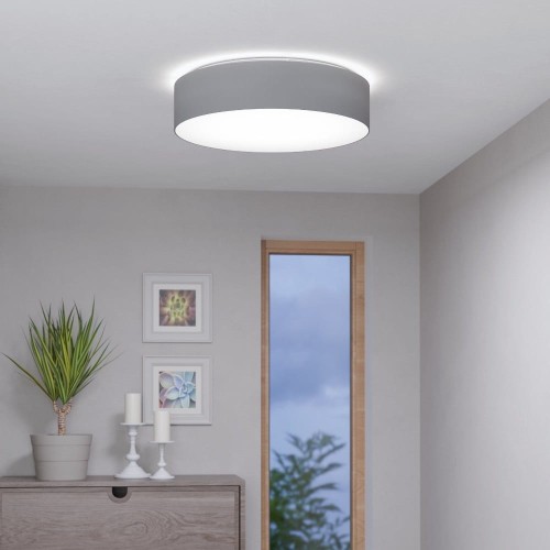 Okrągła lampa sufitowa LED ROMAO-Z 35W zamontowana w jasnym wnętrzu, z białym panelem świetlnym i delikatną poświatą wokół oprawy.