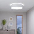 Okrągła lampa sufitowa LED ROMAO-Z 35W zamontowana w jasnym pokoju, z białym panelem świetlnym i subtelną poświatą wokół oprawy.