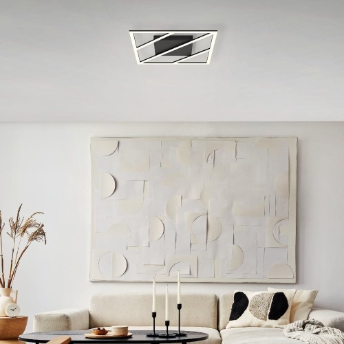 Lampa sufitowa LED ULISANO 21W z czarną geometryczną konstrukcją i przecinającymi się liniami światła, zamontowana w jasnym wnętrzu.