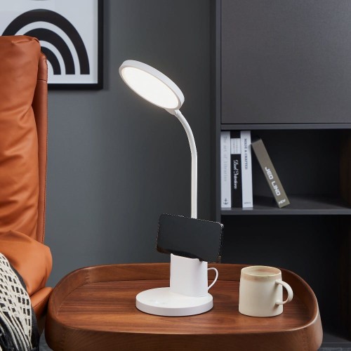 Lampa stołowa LED BROLINI z białą smukłą konstrukcją i wygiętym ramieniem, ustawiona na stoliku i emitująca światło w dół.