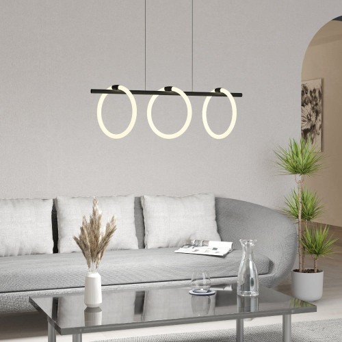 Lampa wisząca LED CARANACOA z trzema świetlnymi pierścieniami zawieszonymi w jednej linii nad stołem w nowoczesnym wnętrzu.