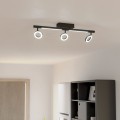 Reflektor sufitowy LED CARDILLIO 2 z trzema regulowanymi punktami świetlnymi, zamontowany na suficie w jasnym nowoczesnym wnętrzu.