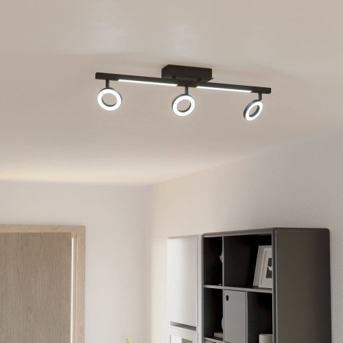 Reflektor sufitowy LED CARDILLIO 2 z trzema regulowanymi punktami świetlnymi, zamontowany na suficie w jasnym nowoczesnym wnętrzu.