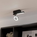 Reflektor LED CARDILLIO 2 zamontowany na suficie, z okrągłym punktem świetlnym skierowanym w dół i podłużną czarną oprawą.