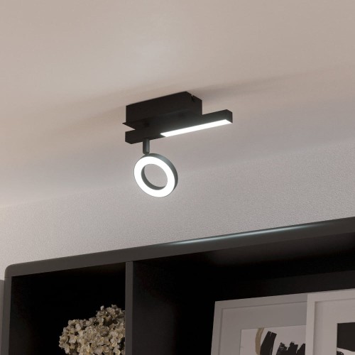 Reflektor LED CARDILLIO 2 zamontowany na suficie, z okrągłym punktem świetlnym skierowanym w dół i podłużną czarną oprawą.