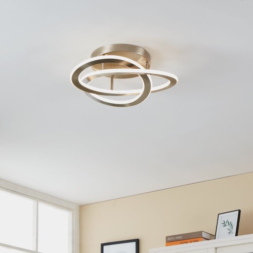 Lampa sufitowa LED ROLIMARE 35W z trzema przeplatającymi się pierścieniami, zamontowana na suficie w jasnym nowoczesnym wnętrzu.