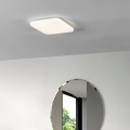 Kwadratowa lampa sufitowa LED FRANIA-S 14,6W zamontowana na suficie, emitująca neutralne białe światło 4000K w jasnym wnętrzu.