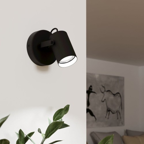 Czarny reflektor LED SOREGO 3W zamontowany na suficie, z pojedynczym punktem świetlnym skierowanym w dół w jasnym wnętrzu.