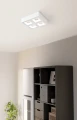 Na jasnym suficie lampa LED FERREROS 4x6,3W wyróżnia się kwadratową białą oprawą i czterema równomiernie rozmieszczonymi modułami.