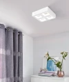 W jasnym pokoju lampa sufitowa LED FERREROS tworzy na suficie geometryczny układ czterech jasnych pól świetlnych.