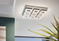 W jasnym wnętrzu lampa sufitowa LED FRADELO tworzy na suficie regularny układ dziewięciu punktów świetlnych.