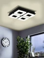 W nowoczesnym pokoju lampa sufitowa LED FRADELO 1 tworzy na suficie geometryczny układ czterech jasnych punktów świetlnych.