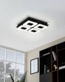 Na jasnym suficie lampa LED FRADELO 1 wyróżnia się czarną kwadratową oprawą i czterema równomiernie rozmieszczonymi modułami światła.