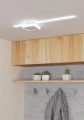 W jasnym wnętrzu lampa LED SARGINTO tworzy subtelny akcent na suficie, wyróżniając się białą oprawą i ciepłą barwą światła.