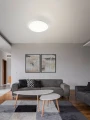 Nad stołem w jasnym pokoju lampa LED SILERAS-A równomiernie rozświetla wnętrze, zachowując prostą, okrągłą formę.