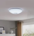 W jasnym wnętrzu lampa sufitowa LED VOLTAGO 2 tworzy na suficie miękki, równomierny okrąg światła.